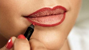header_image_how-to-make-your-lips-look-bigger-with-lip-liner-fustany-beauty-makeup-main-image